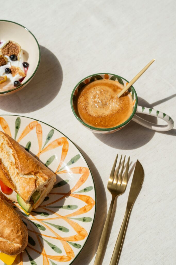 Assiette avec deux baguettes et un café dans les tons orangés